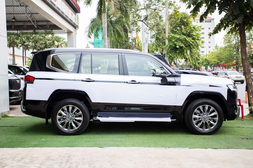Còn đây là Toyota Land Cruiser thế hệ mới nhập từ Trung Đông về phục vụ đại gia Campuchia