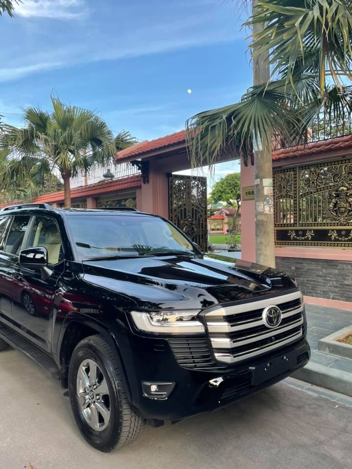 Toyota Land Cruiser 2022 chính hãng mới về Hà Nam