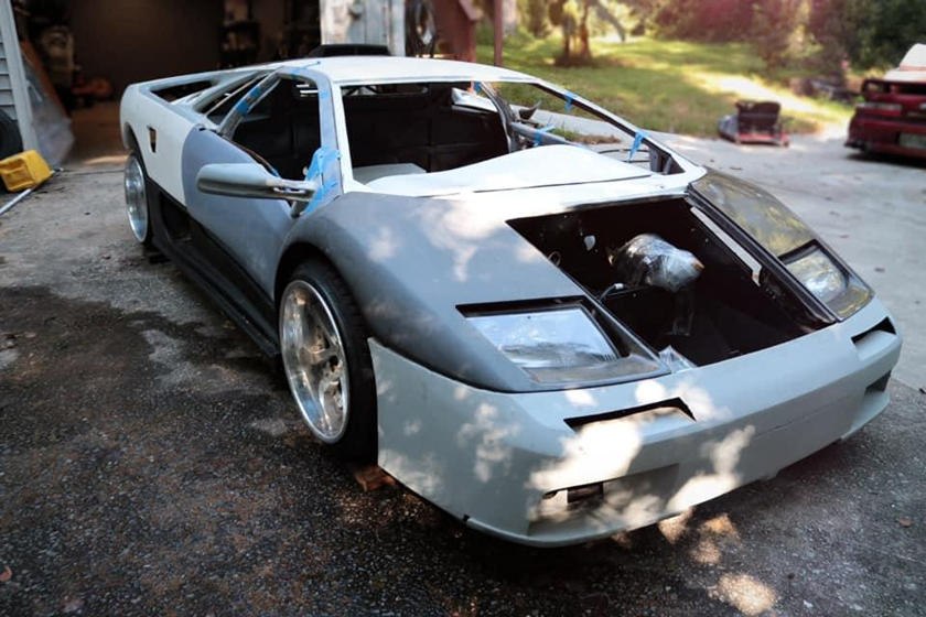 Chiếc xe nhái dùng chắn bùn trước nguyên bản của Lamborghini Diablo xịn