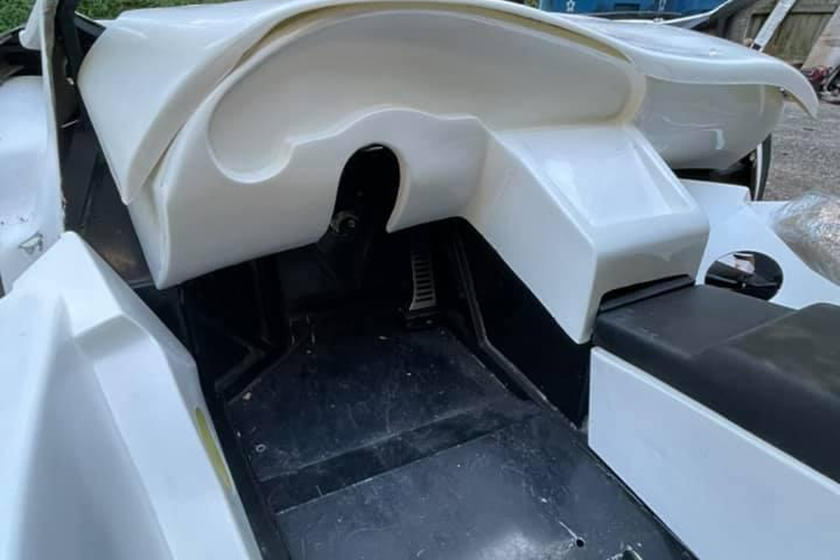Nội thất trống trơn bên trong chiếc Lamborghini Diablo hàng nhái