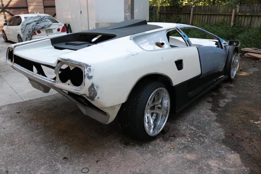 Chiếc Chiếc Lamborghini Diablo hàng nhái vẫn đang được làm dở