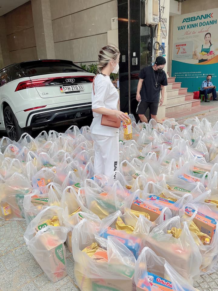 Trong mùa dịch Covid-19, Diệp Lâm Anh cùng chồng cũng hỗ trợ không ít phần quà cho các hoàn cảnh khó khăn