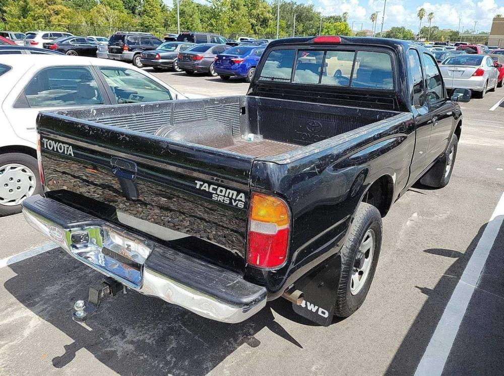 Chiếc Toyota Tacoma XtraCab này dùng số sàn và hệ dẫn động 4 bánh