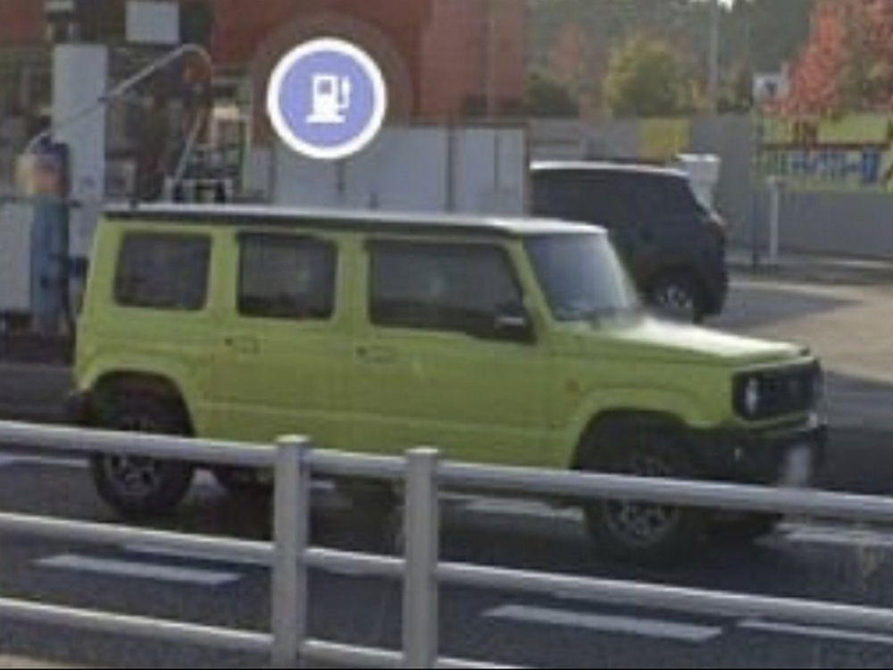 Suzuki Jimny 5 cửa bị bắt gặp trên đường phố