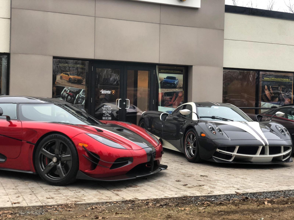 Pagani Huayra bên phải và Koenigsegg Agera bên trái