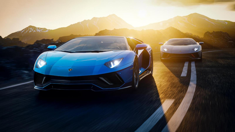 Lamborghini Aventador LP780-4 Ultimae mui trần màu xanh và Lamborghini Aventador LP780-4 Ultimae Coupe phía sau với tổng số lượng 600 xe trên toàn thế giới