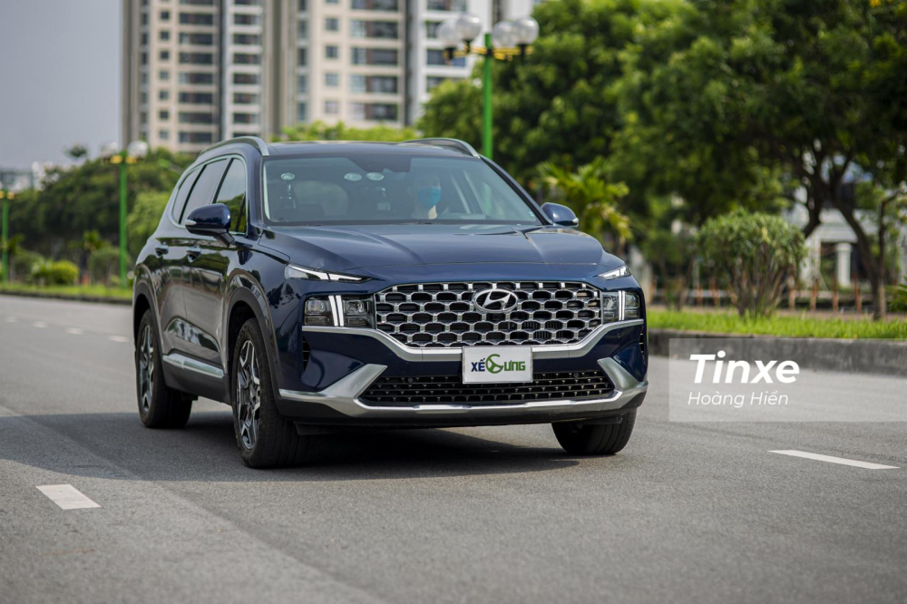 Vận h&agrave;nh của Hyundai Santa Fe vẫn lu&ocirc;n được nhiều kh&aacute;ch h&agrave;ng đ&aacute;nh gi&aacute; cao.