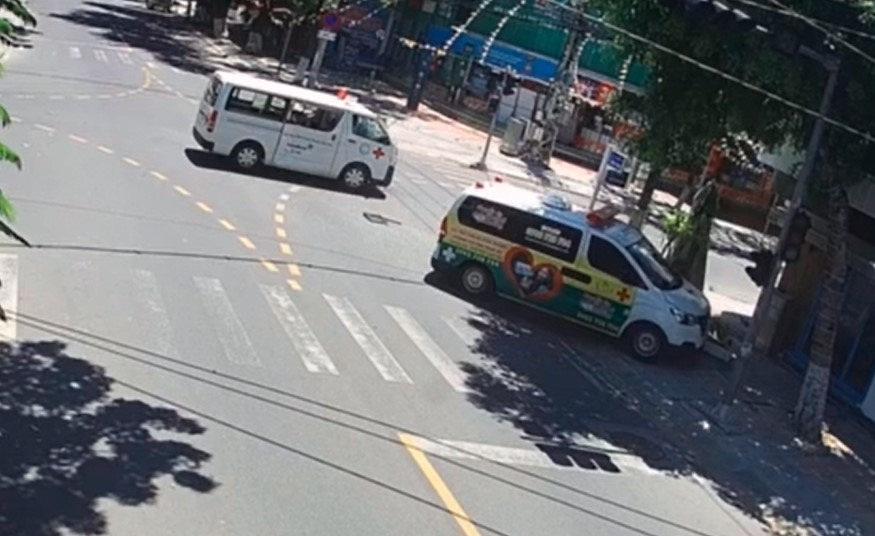 2 chiếc xe cứu thương tại hiện trường vụ tai nạn