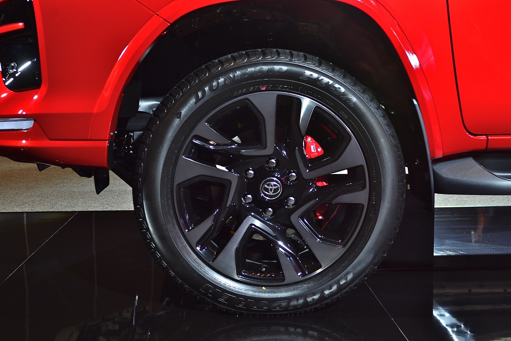 Vành 20 inch màu thuốc súng và cùm phanh màu đỏ của Toyota Fortuner GR Sport 2021 Vành 20 inch màu thuốc súng và cùm phanh màu đỏ của Toyota Fortuner GR Sport 2021