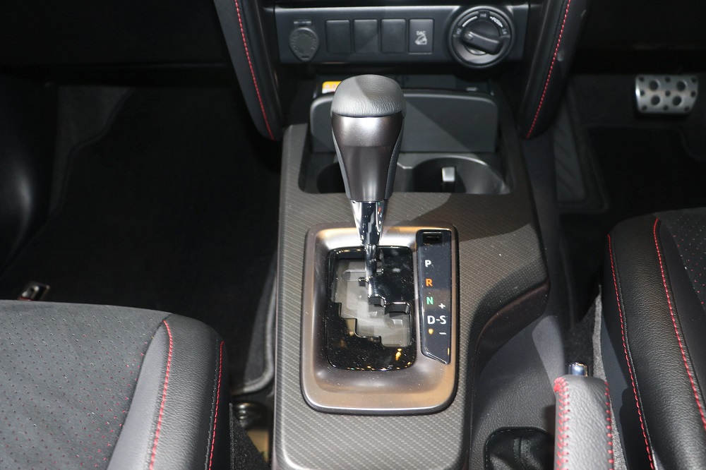 Cần số của Toyota Fortuner GR Sport 2021 Cần số của Toyota Fortuner GR Sport 2021