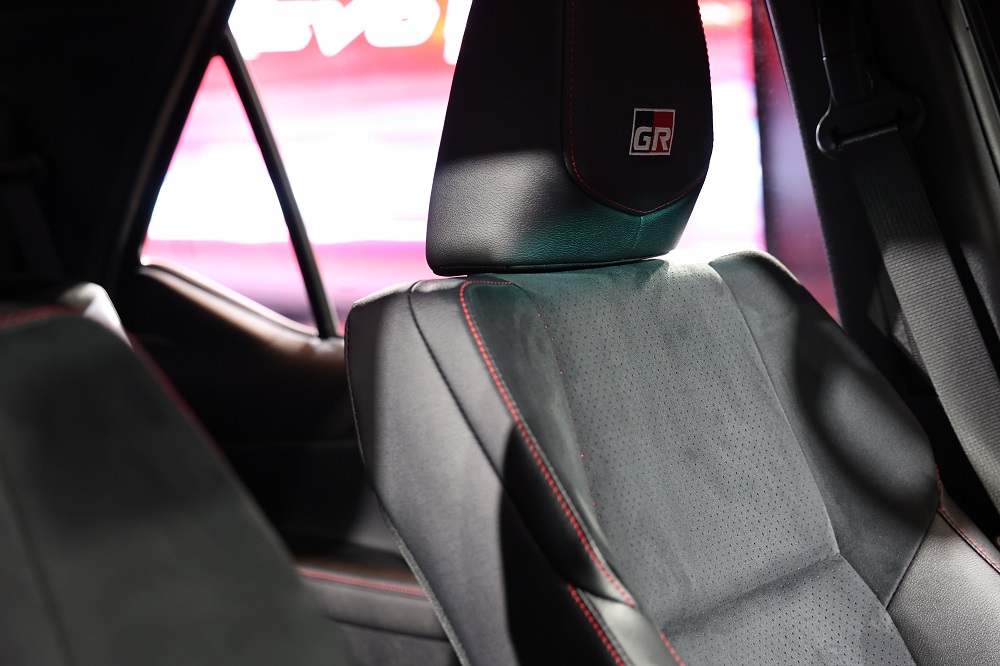 Ghế trước bọc da phối da lộn của Toyota Fortuner GR Sport 2021 Ghế trước bọc da phối da lộn của Toyota Fortuner GR Sport 2021