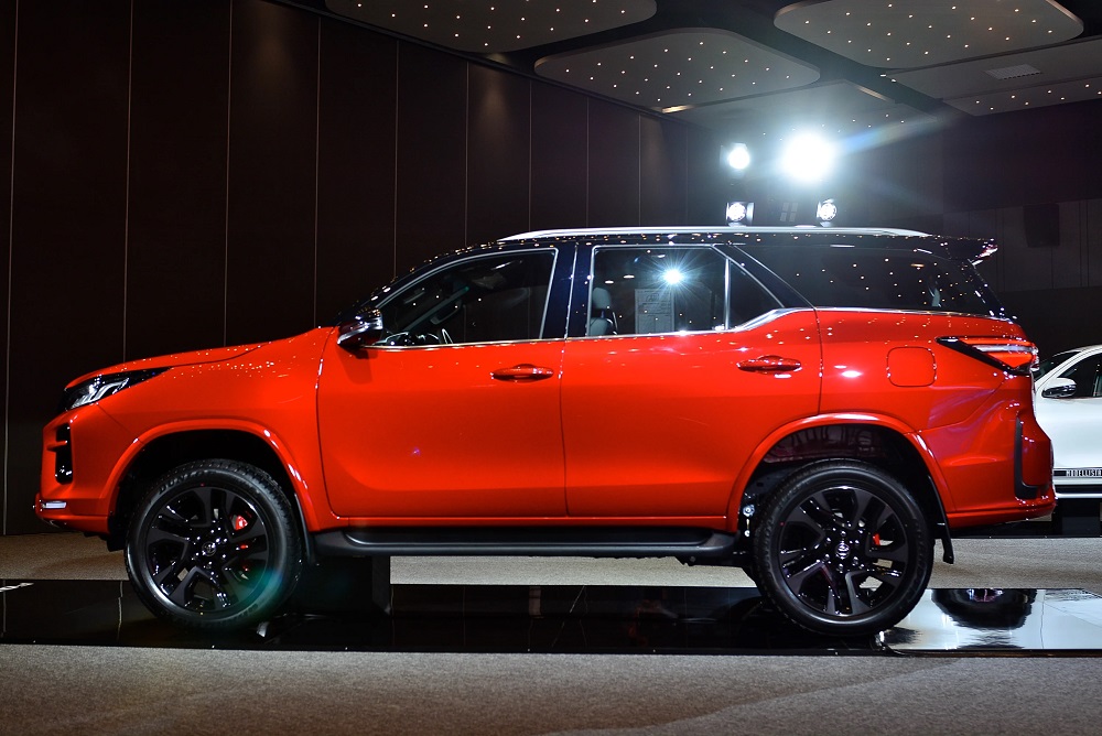 Toyota Fortuner GR Sport 2021 nhìn bên sườn Toyota Fortuner GR Sport 2021 nhìn bên sườn
