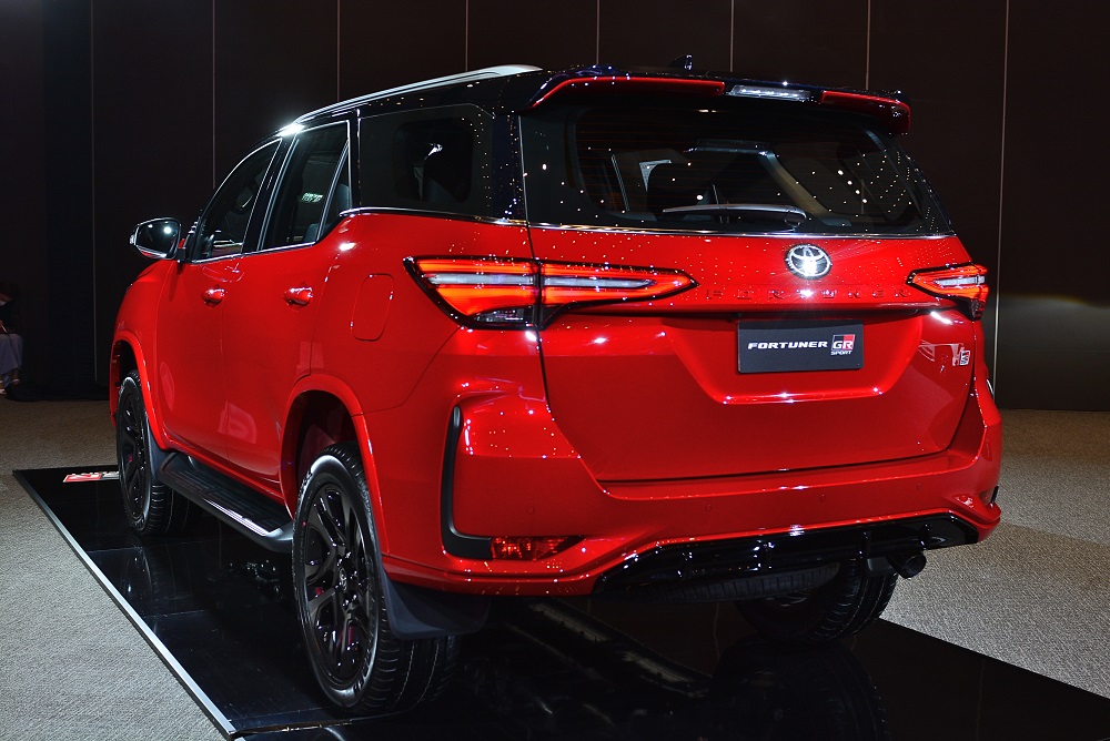 Toyota Fortuner GR Sport 2021 có nẹp hình chữ L ở hai góc cản sau Toyota Fortuner GR Sport 2021 có nẹp hình chữ L ở hai góc cản sau