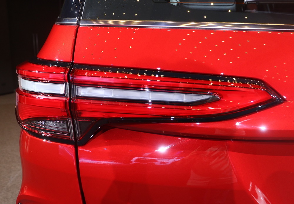 Bao quanh đèn hậu của Toyota Fortuner GR Sport 2021 là viền màu đen mới Bao quanh đèn hậu của Toyota Fortuner GR Sport 2021 là viền màu đen mới