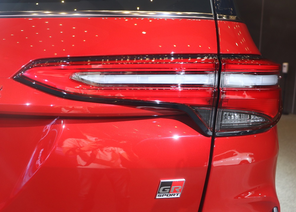 Logo GR Sport trên cửa cốp sau của Toyota Fortuner GR Sport 2021 Logo GR Sport trên cửa cốp sau của Toyota Fortuner GR Sport 2021