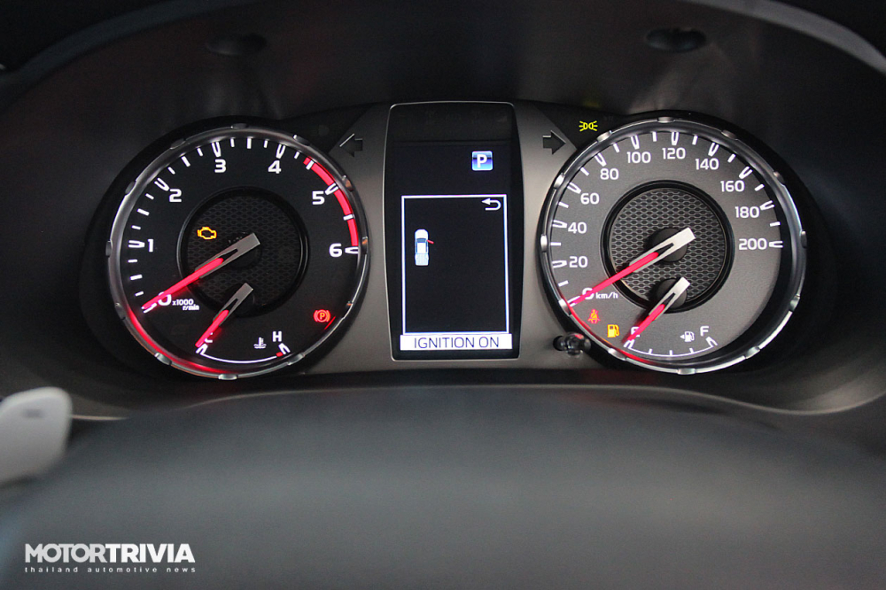 Bảng đồng hồ của Toyota Hilux GR Sport 2021
