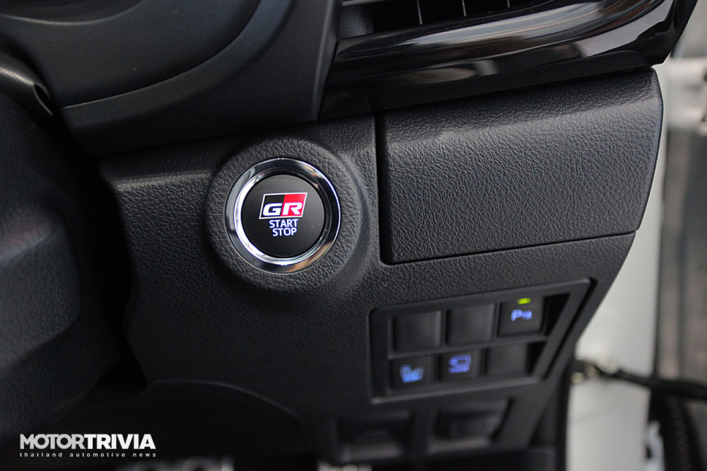 Nút bấm khởi động máy của Toyota Hilux GR Sport 2021