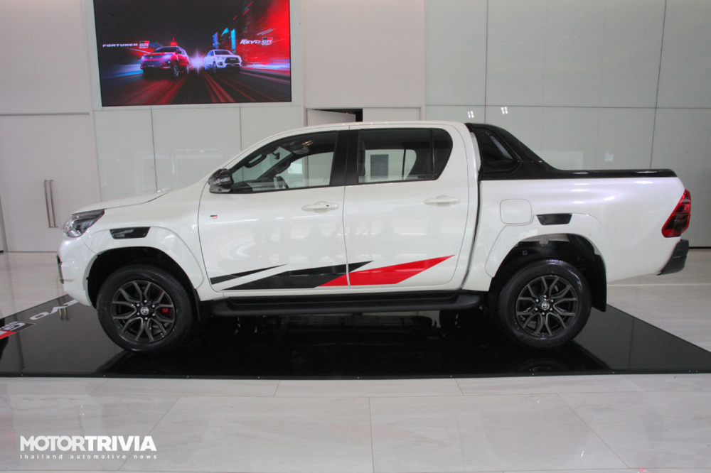 Tem màu đỏ - đen của Toyota Hilux GR Sport 2021 bản gầm cao