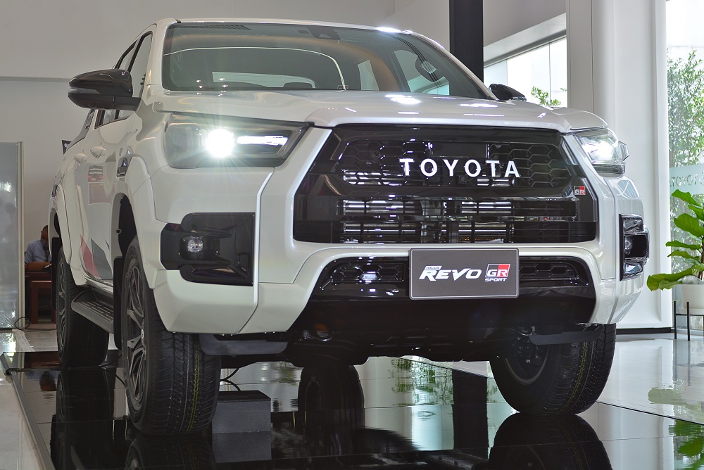 Toyota Hilux GR Sport 2021 có tấm ốp gầm màu đen dưới cản trước