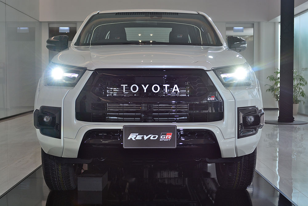Thiết kế đầu xe của Toyota Hilux GR Sport 2021 bản gầm cao