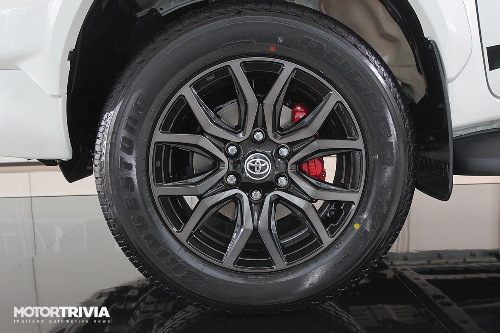 Vành hợp kim 6 chấu của Toyota Hilux GR Sport 2021 gầm cao
