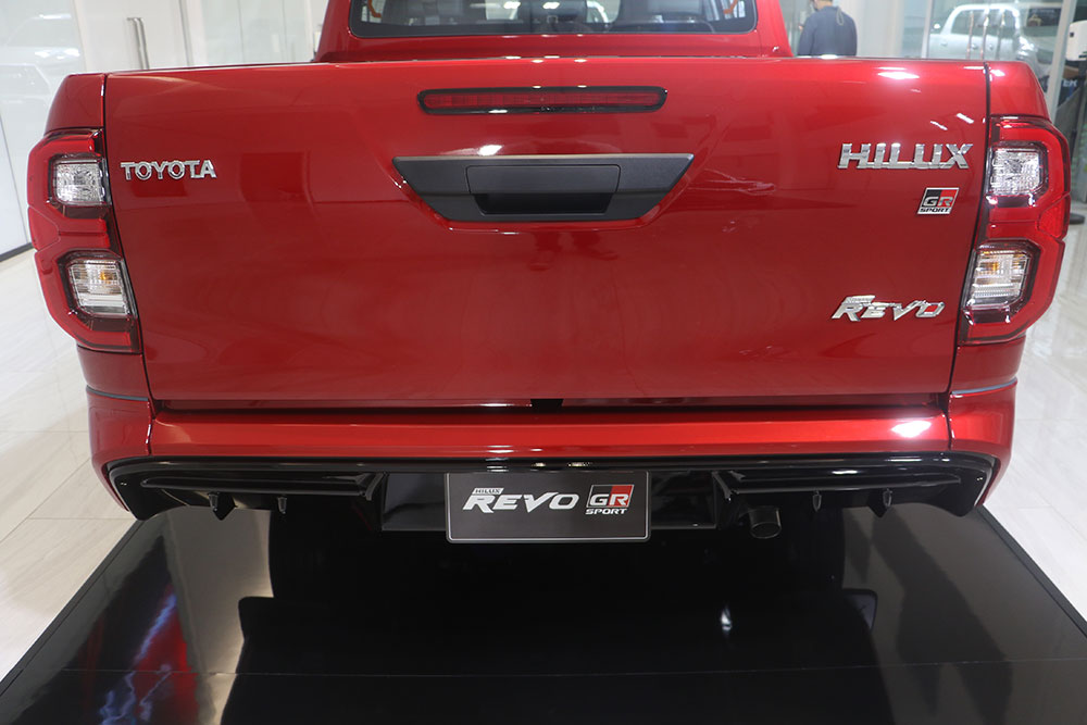 Đằng sau Toyota Hilux GR Sport 2021 gầm thấp có bộ khuếch tán gió giả