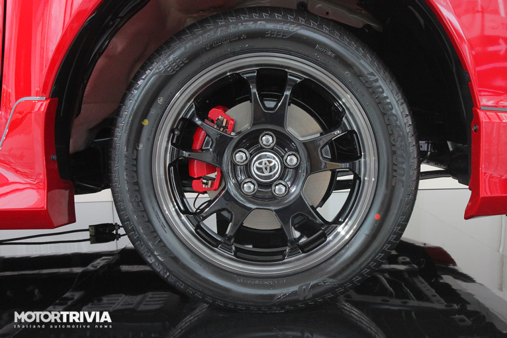 Vành 17 inch của Toyota Hilux GR Sport 2021 gầm thấp