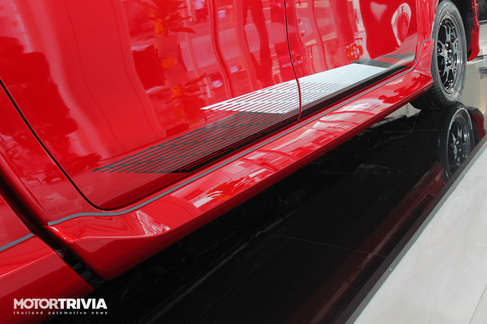 Tem của Toyota Hilux GR Sport 2021 bản gầm thấp