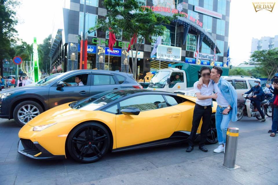 Đàm Vĩnh Hưng mời người bạn lái siêu xe Lamborghini Huracan đến quay MV cùng mình