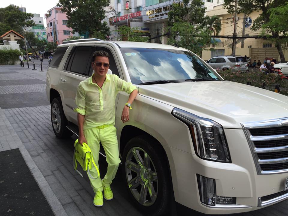 Đàm Vĩnh Hưng còn chia sẻ mình được đưa đón trên Cadillac Escalade màu trắng ở Việt Nam