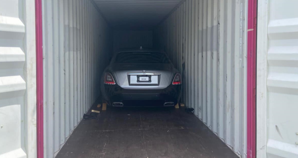 Ngoài 2 chiếc xe siêu sang mới về nước, các công ty nhập khẩu đang chuẩn bị khui công nhiều xe tiếp theo
