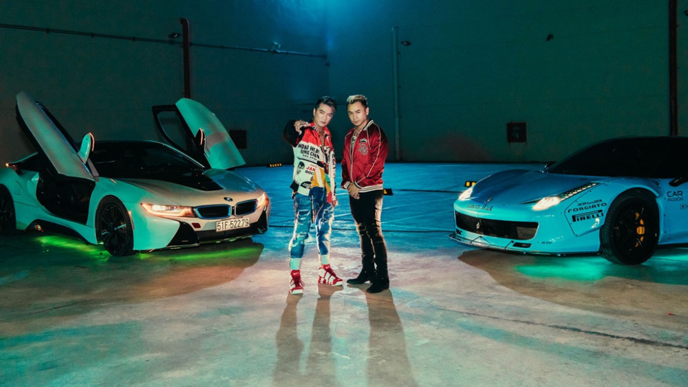 Đàm Vĩnh Hưng cùng Binz trong 1 sản phẩm âm nhạc có cả siêu xe Ferrari 458 Italia màu xanh và BMW i8 góp mặt