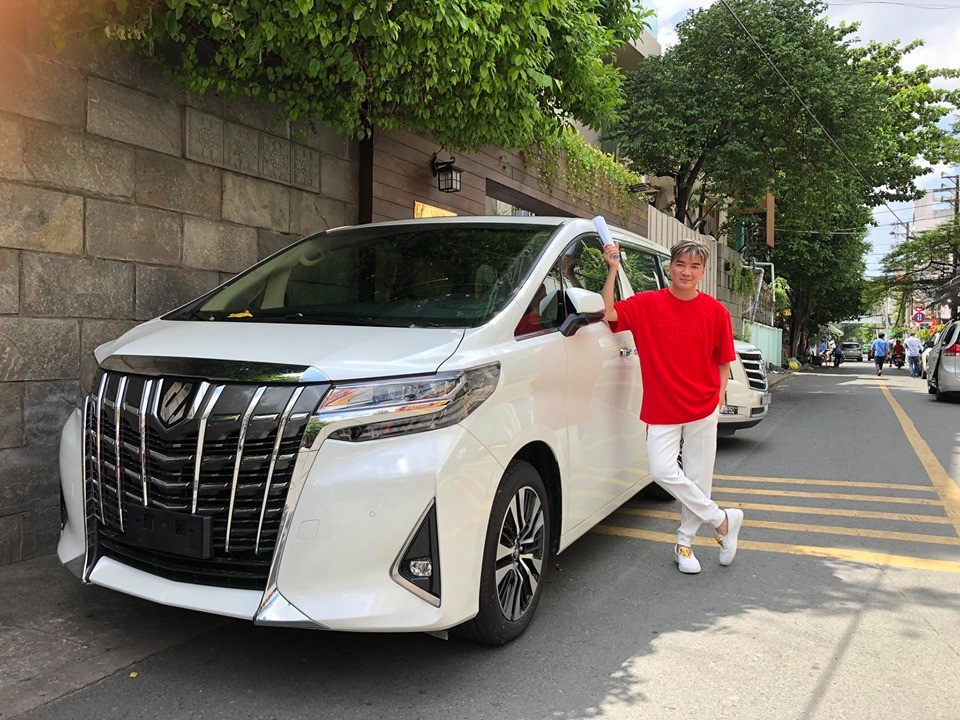 Mr.Đàm cùng chiếc xe Toyota Alphard mua vào năm 2019