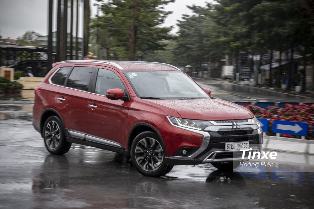 Mitsubishi Outlander c&oacute; mức gi&aacute; kh&aacute; hấp dẫn trong ph&acirc;n kkh&uacute;c cũng phải chấp nhận giảm doanh số.