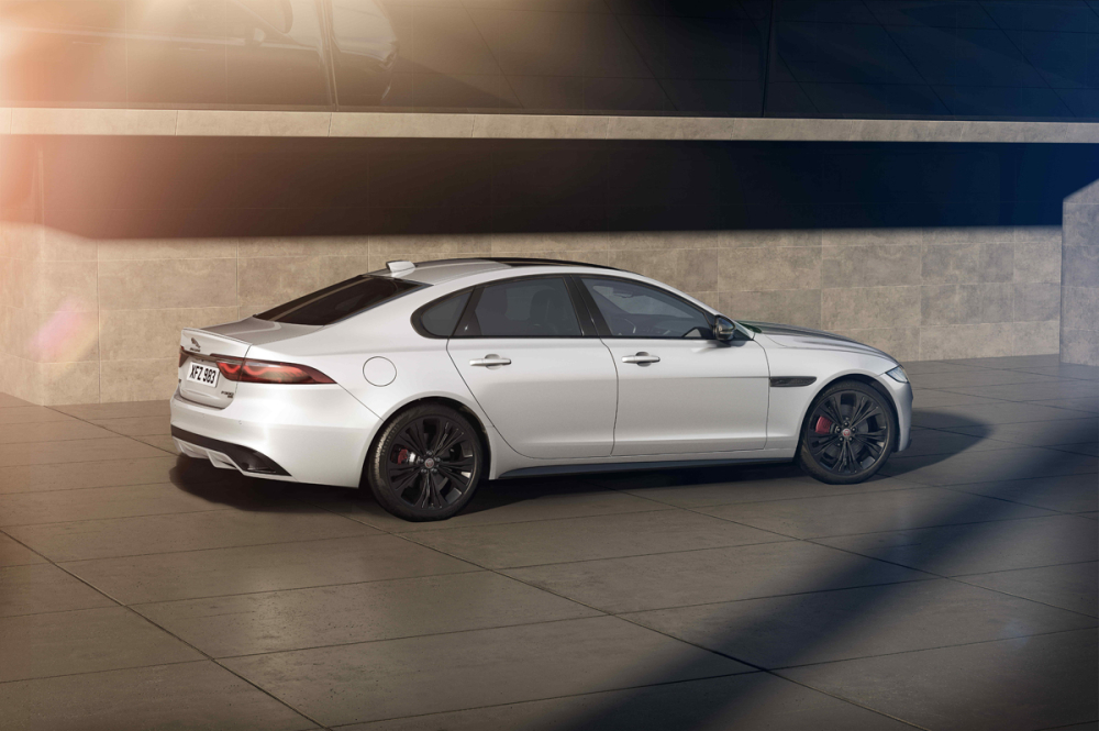 C&aacute;c chi tiết m&agrave;u đen điểm xuyết l&agrave;m nổi l&ecirc;n vẻ c&aacute; t&iacute;nh của Jaguar XF R-Dynamic Black.