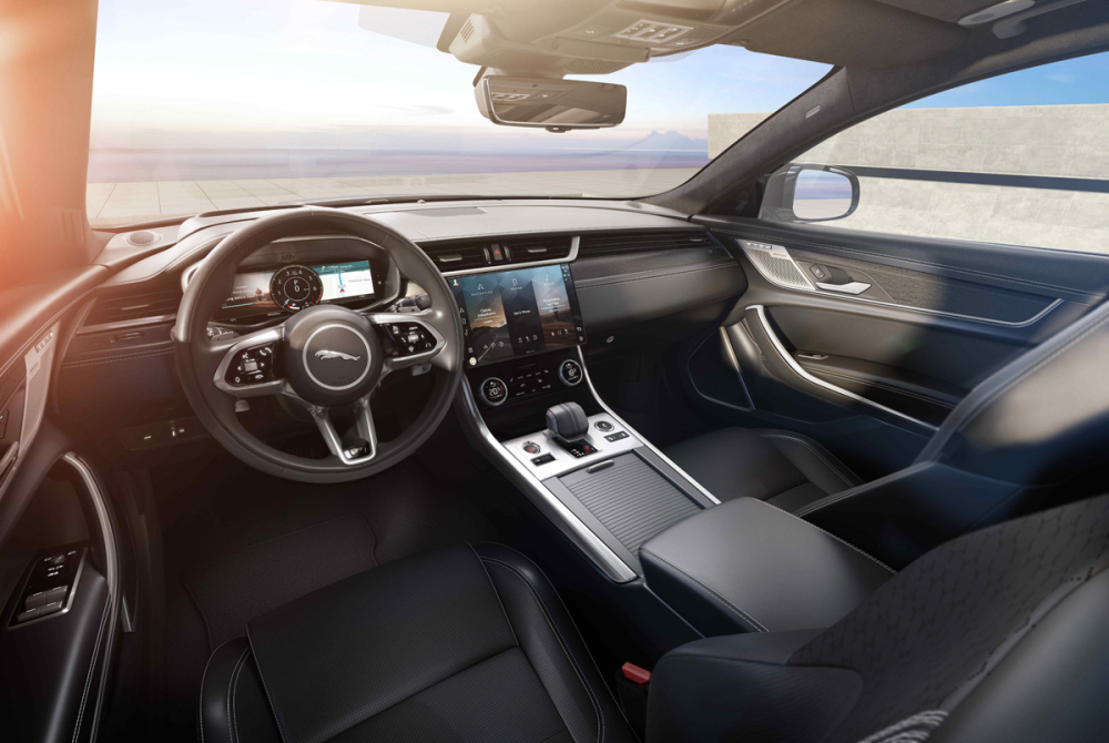 Nội thất b&ecirc;n trong Jaguar XF R-Dynamic Black.