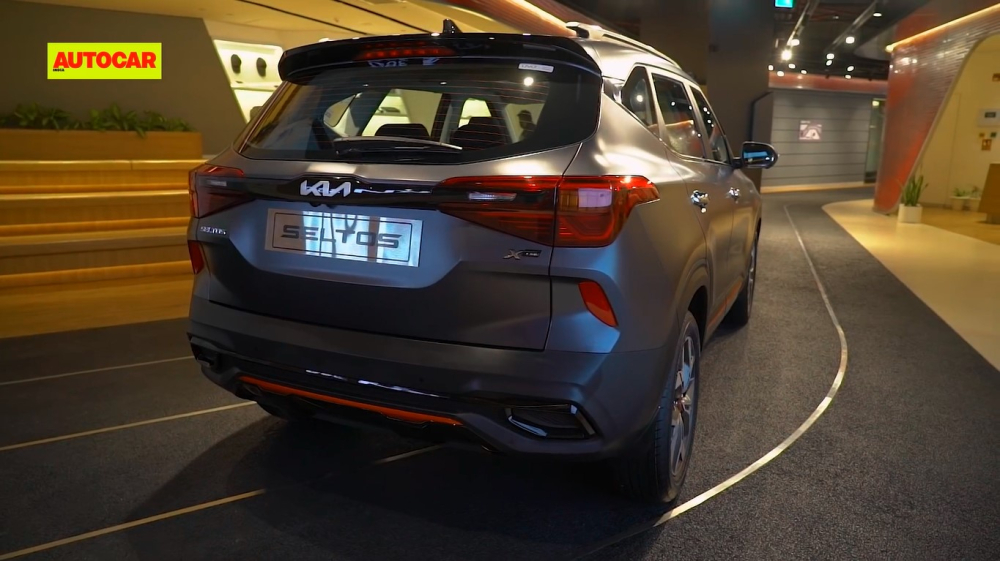 Kia Seltos X Line 2021 có những điểm nhấn màu cam xung quanh xe
