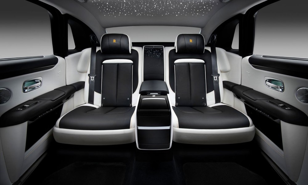 H&agrave;ng ghế sau của Rolls-Royce Ghost 2021 v&agrave; bầu trời sao l&agrave; trang bị ti&ecirc;u chuẩn