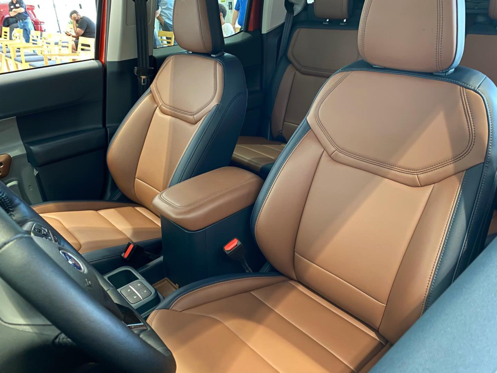 Nội thất bọc giả da của Ford Maverick 2022 bản cao cấp