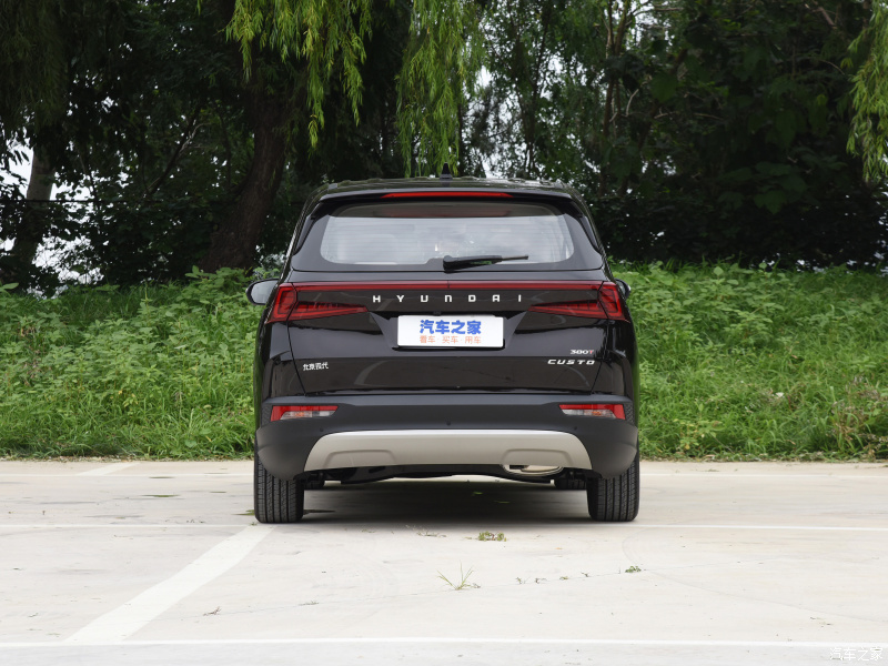 Hyundai Custo 2021 nh&igrave;n từ đằng sau