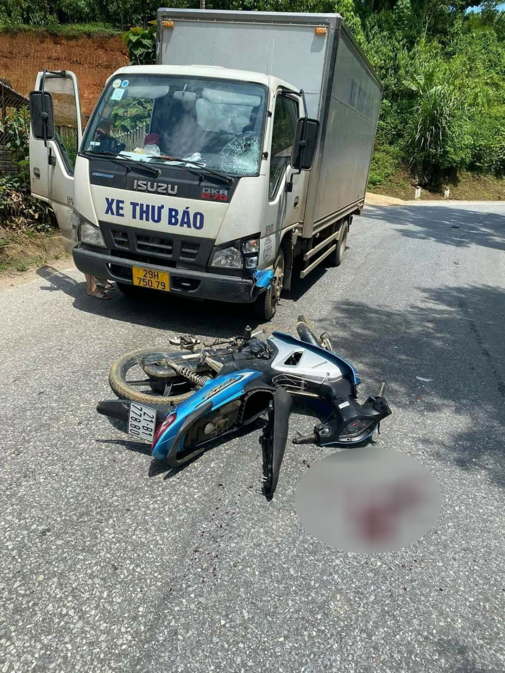 Cả hai phương tiện đều bị hư hỏng sau vụ tai nạn