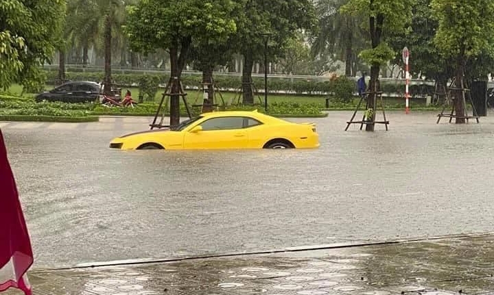 Nước lũ d&acirc;ng cao gần hết b&aacute;nh xe Chevrolet Camaro 