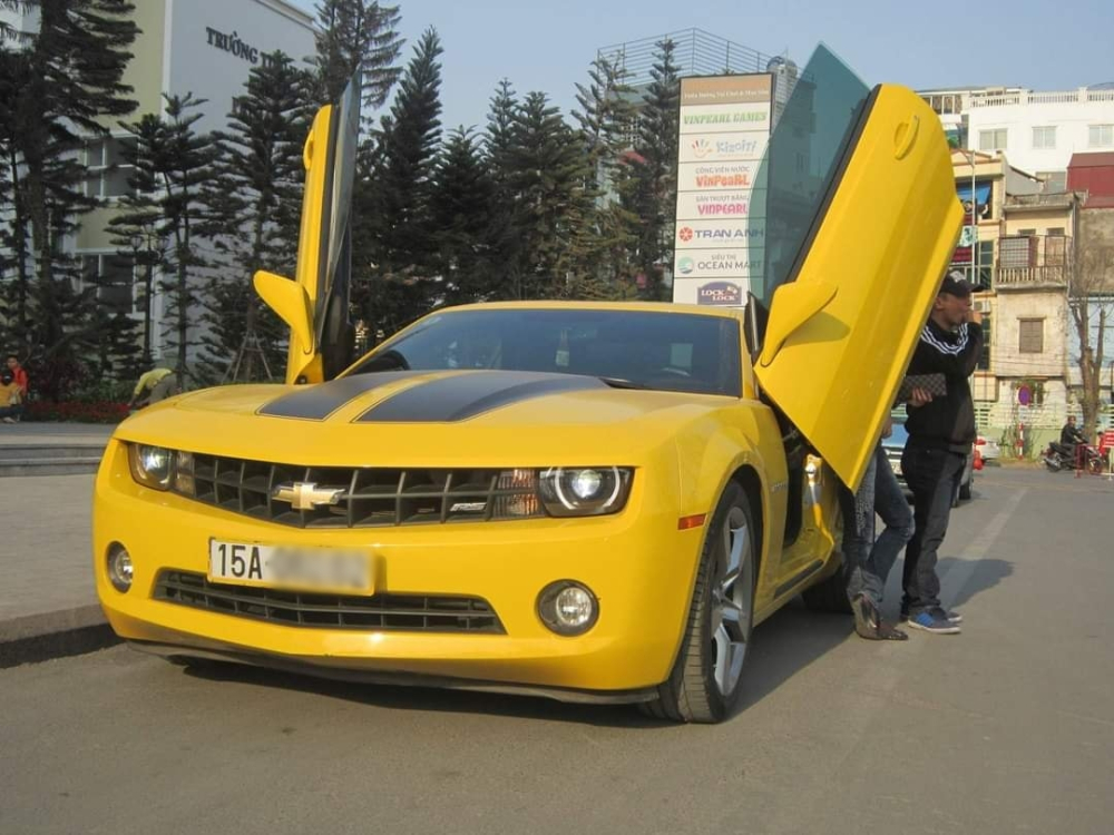 Chiếc xe thể thao Chevrolet Camaro n&agrave;y độ cửa cắt k&eacute;o