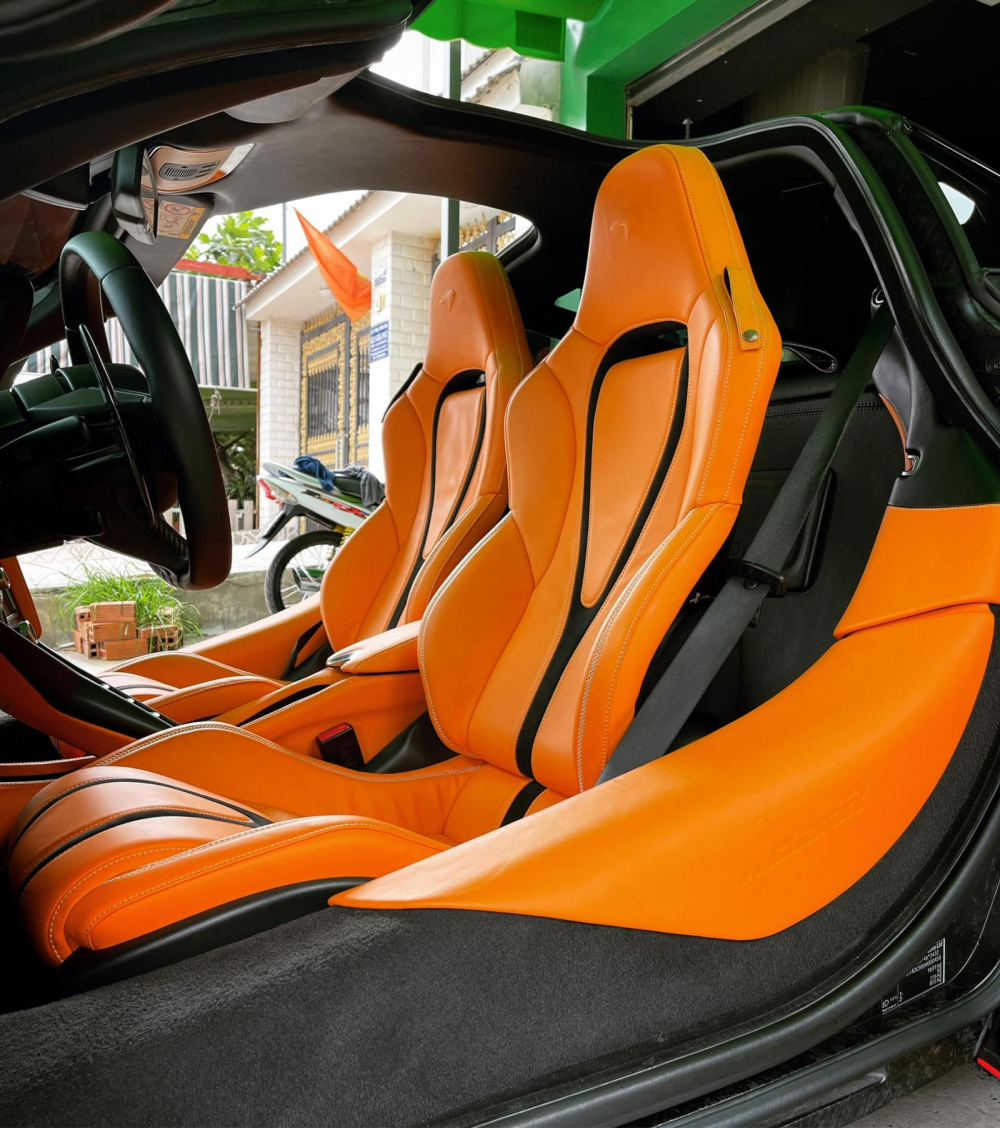 M&agrave;u &aacute;o được chọn cho khoang l&aacute;i si&ecirc;u xe McLaren 720S n&agrave;y l&agrave; cam