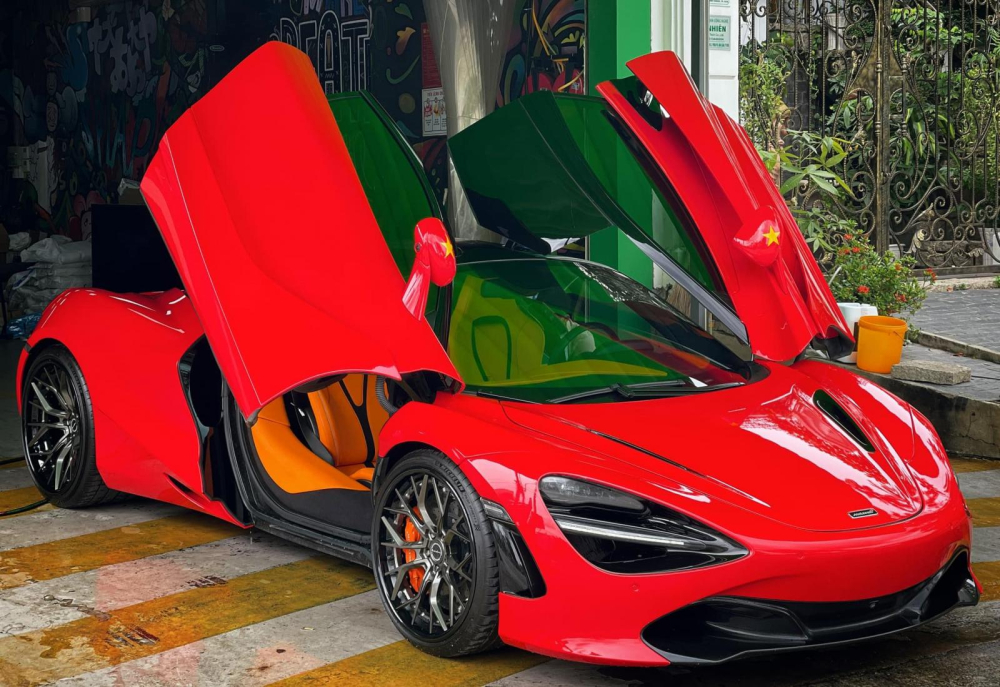Xe mang bộ &aacute;o m&agrave;u đỏ rất l&ocirc;i cuốn