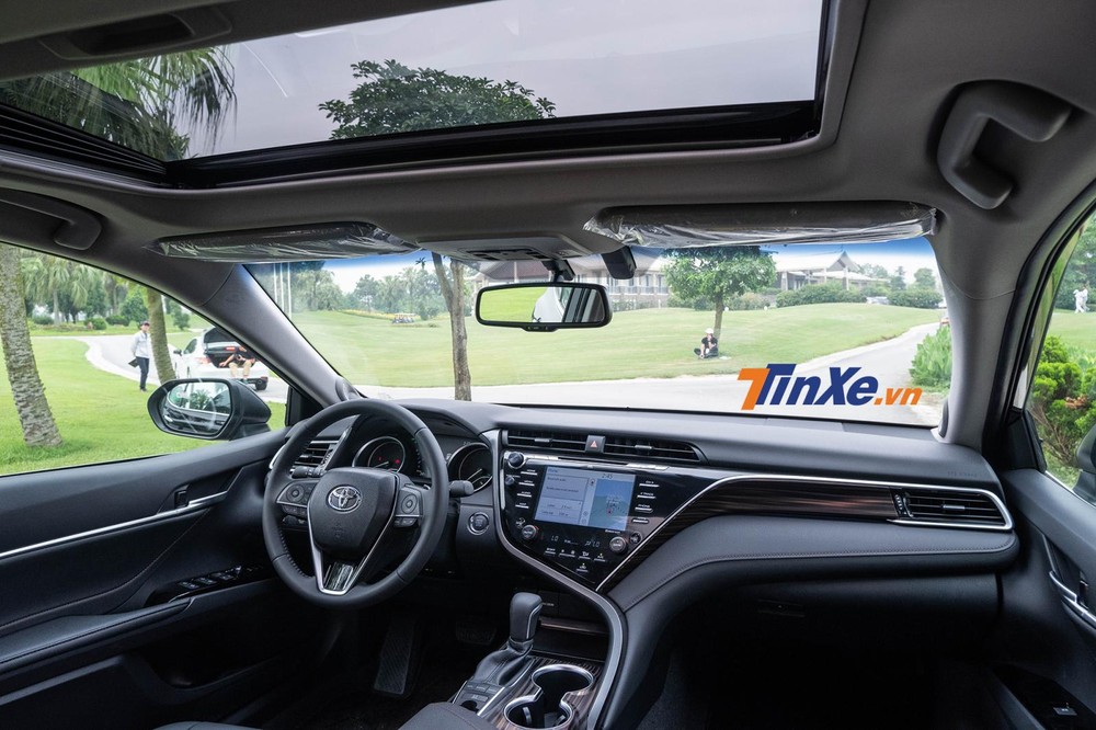 Nội thất b&ecirc;n trong Toyota Camry đ&atilde; đẹp hơn trước đ&acirc;y nhiều nhưng vẫn chưa đủ để hấp dẫn những kh&aacute;ch h&agrave;ng th&iacute;ch sự trẻ trung, hiện đại