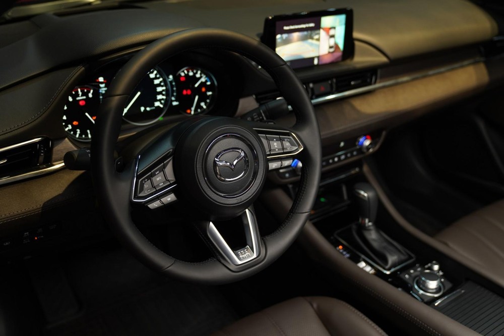 Nội thất b&ecirc;n trong Mazda6 hướng tới sự thời trang, tinh tế v&agrave; tối giản.