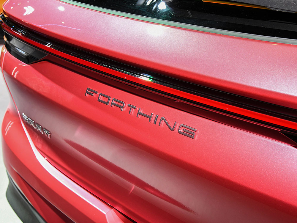 Tem chữ nổi Forthing ph&iacute;a sau của Dongfeng Fengxing T5 EVO Goddess Edition