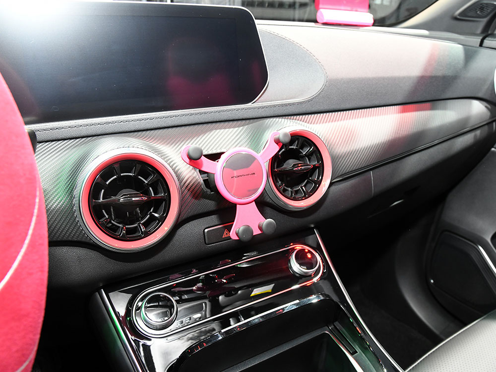 Cửa gi&oacute; điều h&ograve;a m&agrave;u hồng của Dongfeng Fengxing T5 EVO Goddess Edition