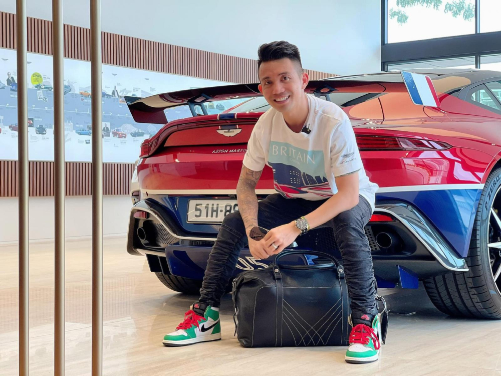 Ngoài ra Phạm Trần Nhật Minh còn tậu cả Aston Martin V8 Vantage Ngoài ra Phạm Trần Nhật Minh còn tậu cả Aston Martin V8 Vantage